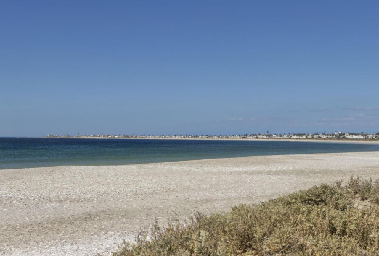 Cheerful On Britannia Beach, West Coast Holiday home *